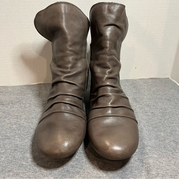 BORN women’s tan flat ankle booties. - Picture 3 of 15